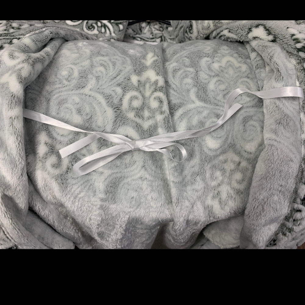 NWT Berkshire Blanket Co. Sz S Grey & Ivory Paisley Filigree Robe - Picture 5 of 7